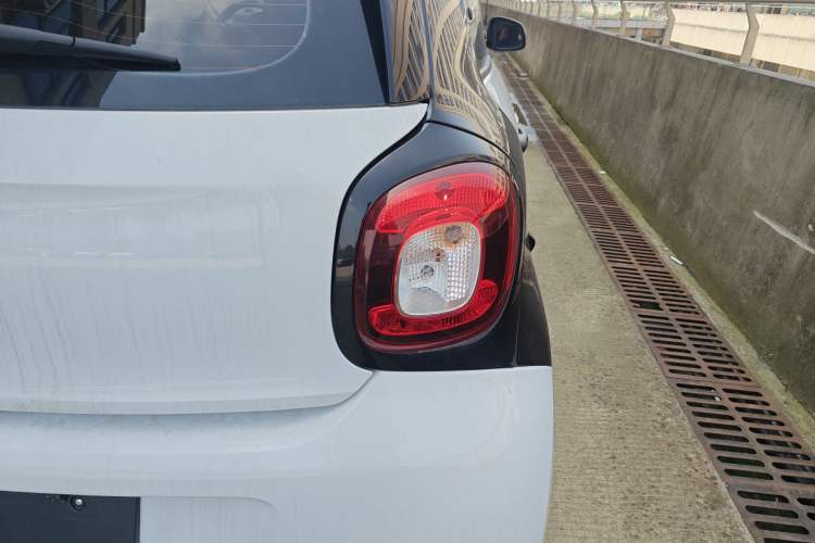 Used smart forfour 2016 1.0L 52 kW Dynamic Edition Exterior 3