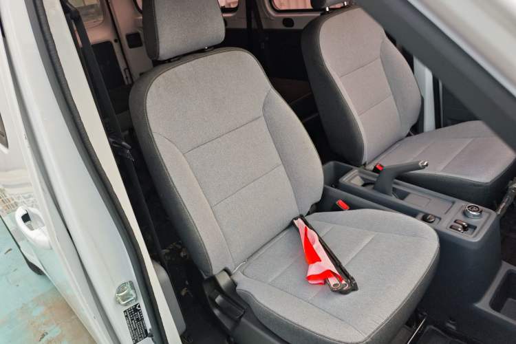 Used Wuling Yangguang 2024 300km Comfort-Grade Passenger Van 60kW