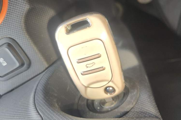 Used Wuling Hongguang MINIEV 2021 Macaron Sandwich Model 120 km Lithium Iron Phosphate Vehicle Key