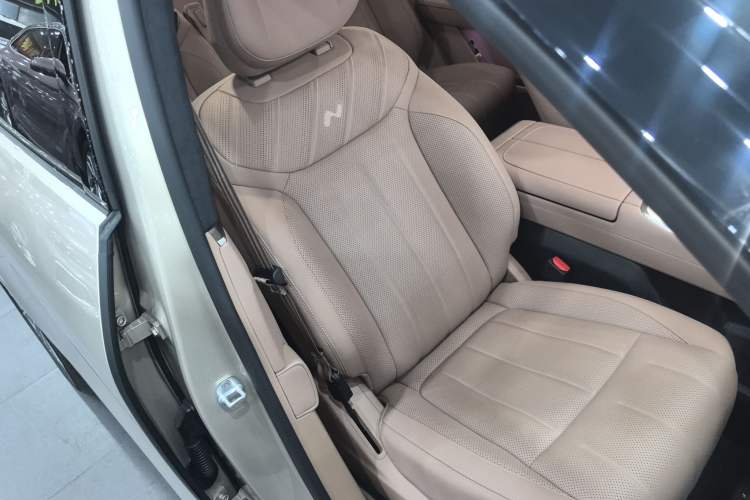 Used ONVO Luxeed L90 2025 Model—Max Six-Seater Version Right Front Seat