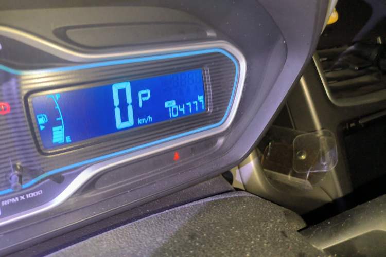 Used Chevrolet Aveo Sonic 2014 Sedan 1.4SL AT Fashion Edition Odometer Close Up