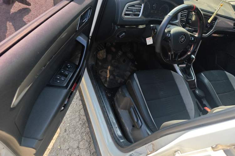 Used Volkswagen T-ROC 2018 230TSI DSG Two-Wheel Drive Advanced Version China V Standard
