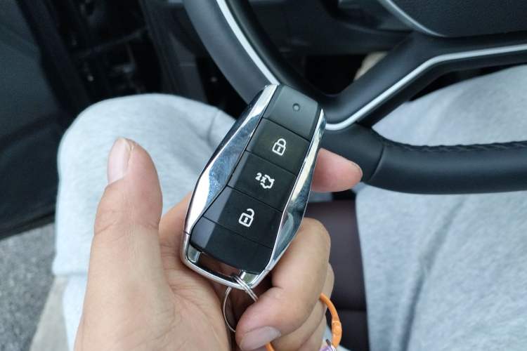 Used SOL X8 PLUS 2023 1.5 TGDI DCT Smart Edition 7-Seater Vehicle Key