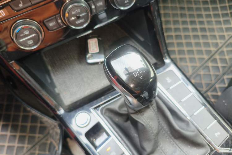 Used Volkswagen Passat 2019 330TSI Elite Edition China VI Gear Lever