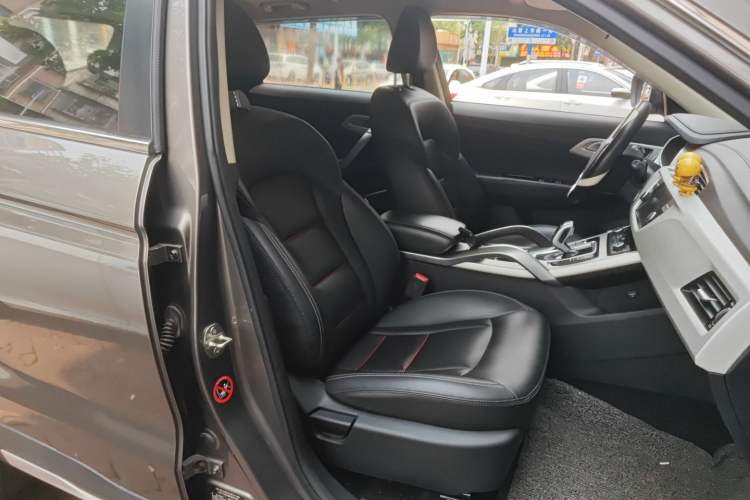 Used Geely Auto Emgrand X7 Sport 2020 1.8TD DCT Two-Wheel Drive Smart Connect 4G-Enabled Version
