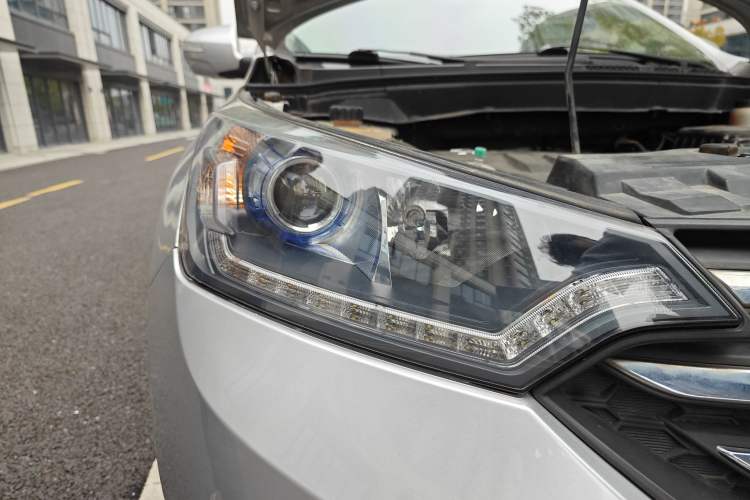 Used Dongfeng Aeolus AX7 2016 2.0L Automatic Zhiyi Trim Right Front Headlight