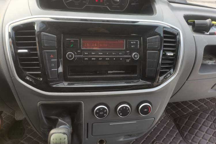 Used SAIC MAXUS Xintu V80 2018 2.5T 6-Speed Manual Aoyuntong Short Wheelbase Mid-Height 5-6 Seater