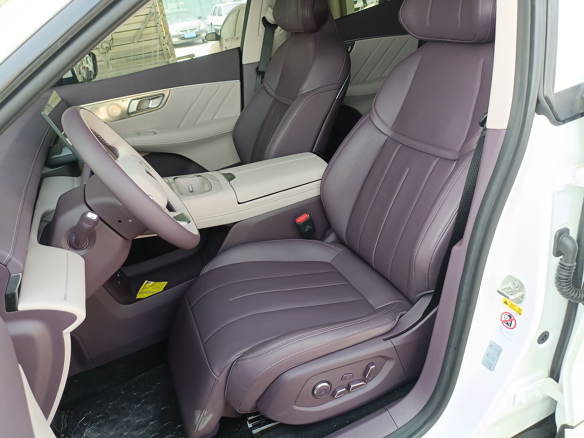 المقاعد الأمامية داخل السيارة