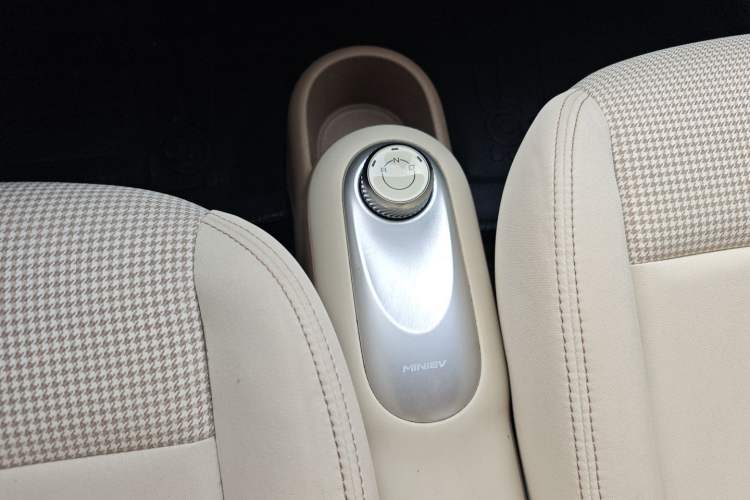 Used Wuling Hongguang MINIEV 2025 Four-Door Version Premium Edition Gear Lever