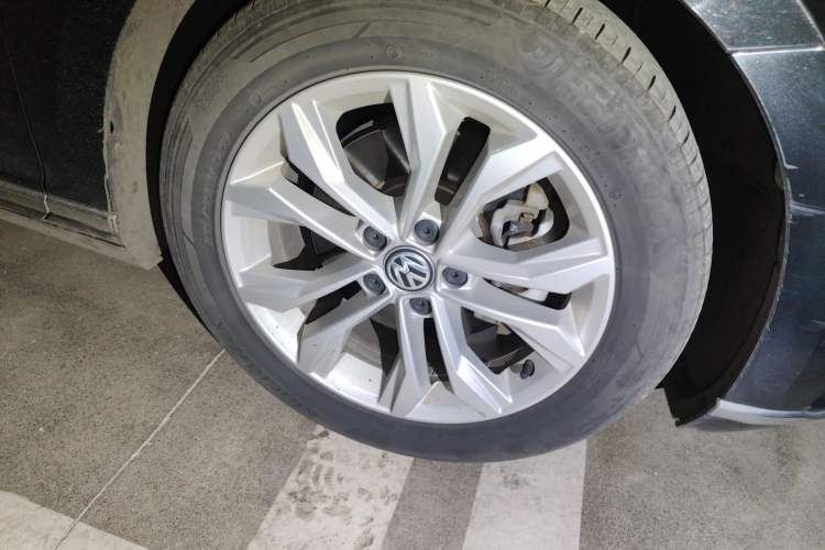 Used Volkswagen Magotan 2019 330TSI DSG Luxury Model China V Standard Right Front Wheel Hub