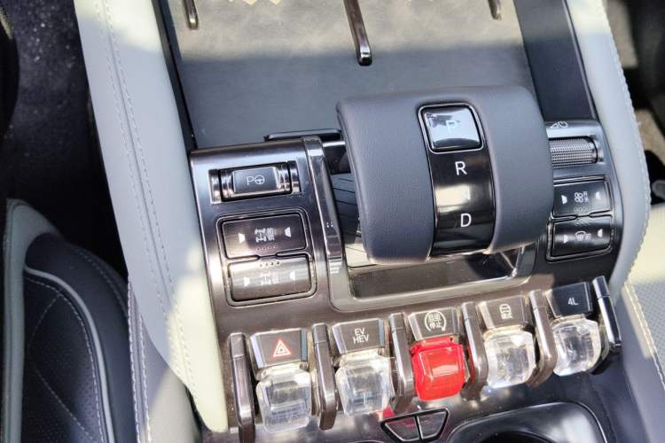 Used Formula Leopard 5 2023 Navigator Edition
