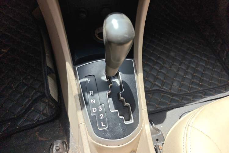 Used Hyundai Verna (older generation) 2014 1.4L Automatic Smart GLS Gear Lever