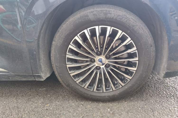 Used Denza D9 2022 DM-i 1040 Prestige Model Exterior 7