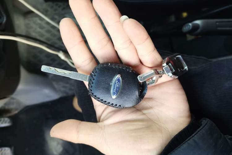 Used Ford Transit 2020 2.0T Diesel Multi-Function Commercial Vehicle Mid-Axle Low-Roof Lift-Up Tailgate China VI Standard