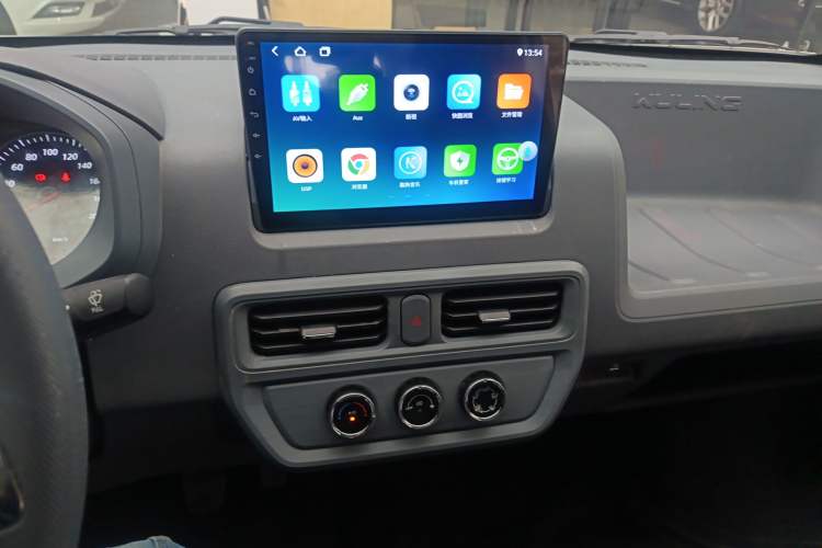 Used Wuling Yangguang 2024 300km Comfort-Grade Passenger Van 60kW
