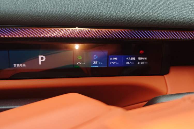 Used Lynk & Co 900 2025 1.5T Ultra Odometer Close Up