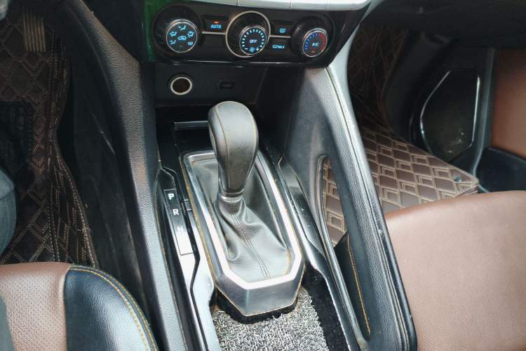 Used JMC Yusheng S350 2017 2.0T Automatic 2WD Diesel Luxury Version with Sunroof 5 Seats
