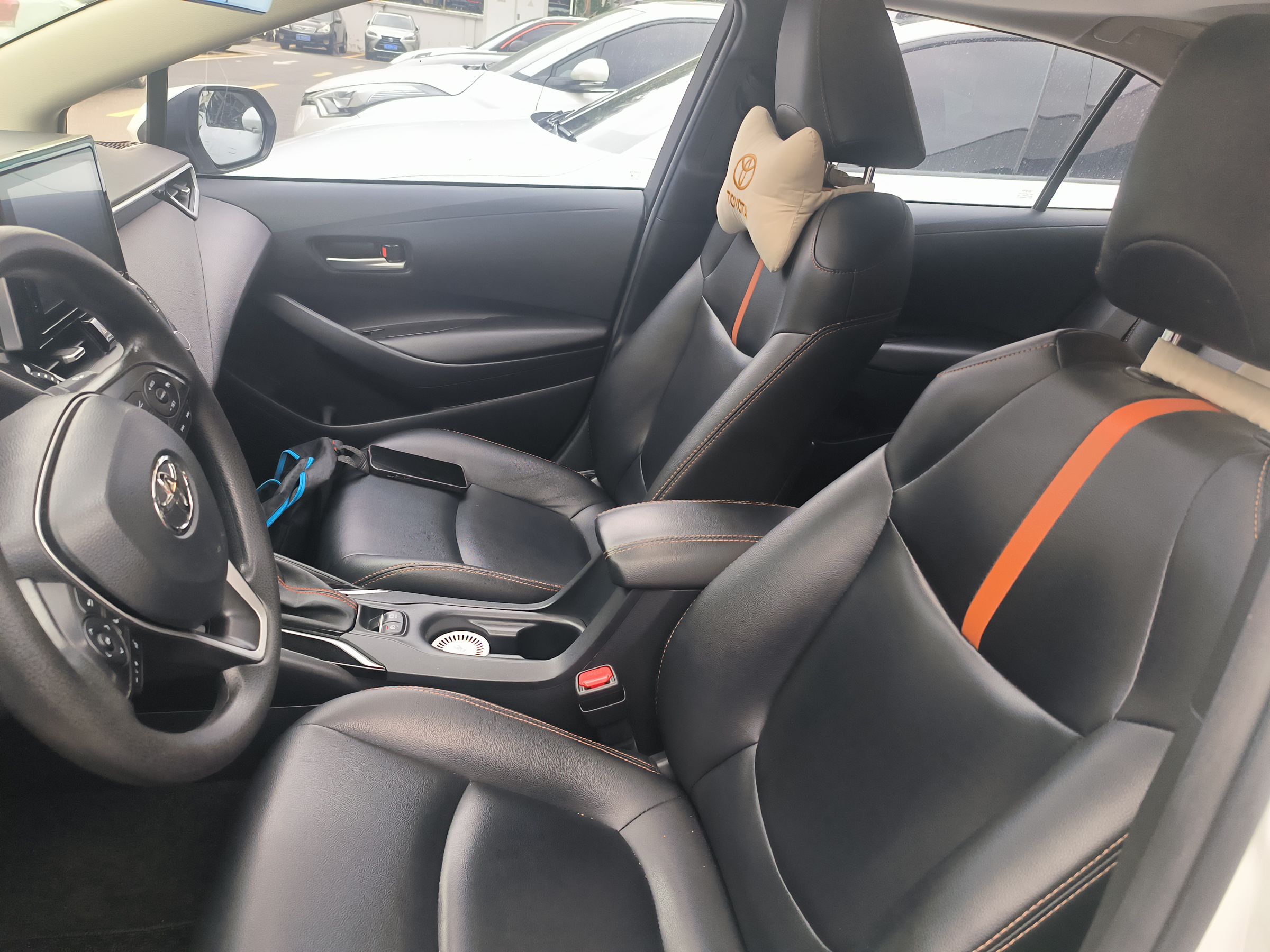 Переднее сиденье в автомобиле