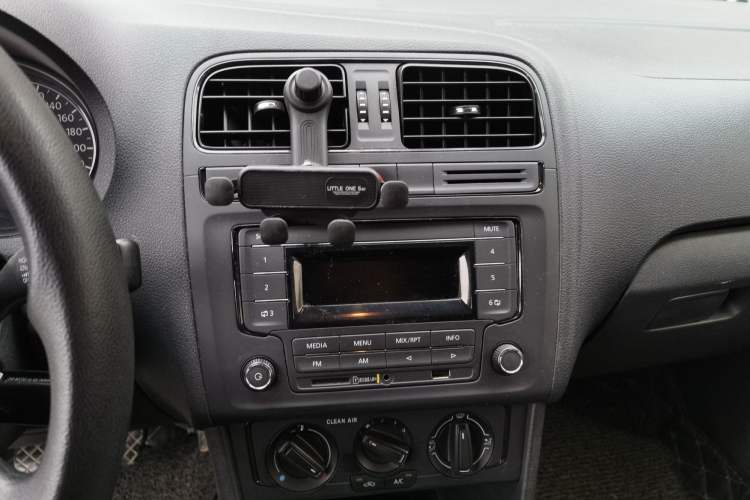 Used Volkswagen Polo 2016 1.4L Manual Fashion Model Audio And AC Panel