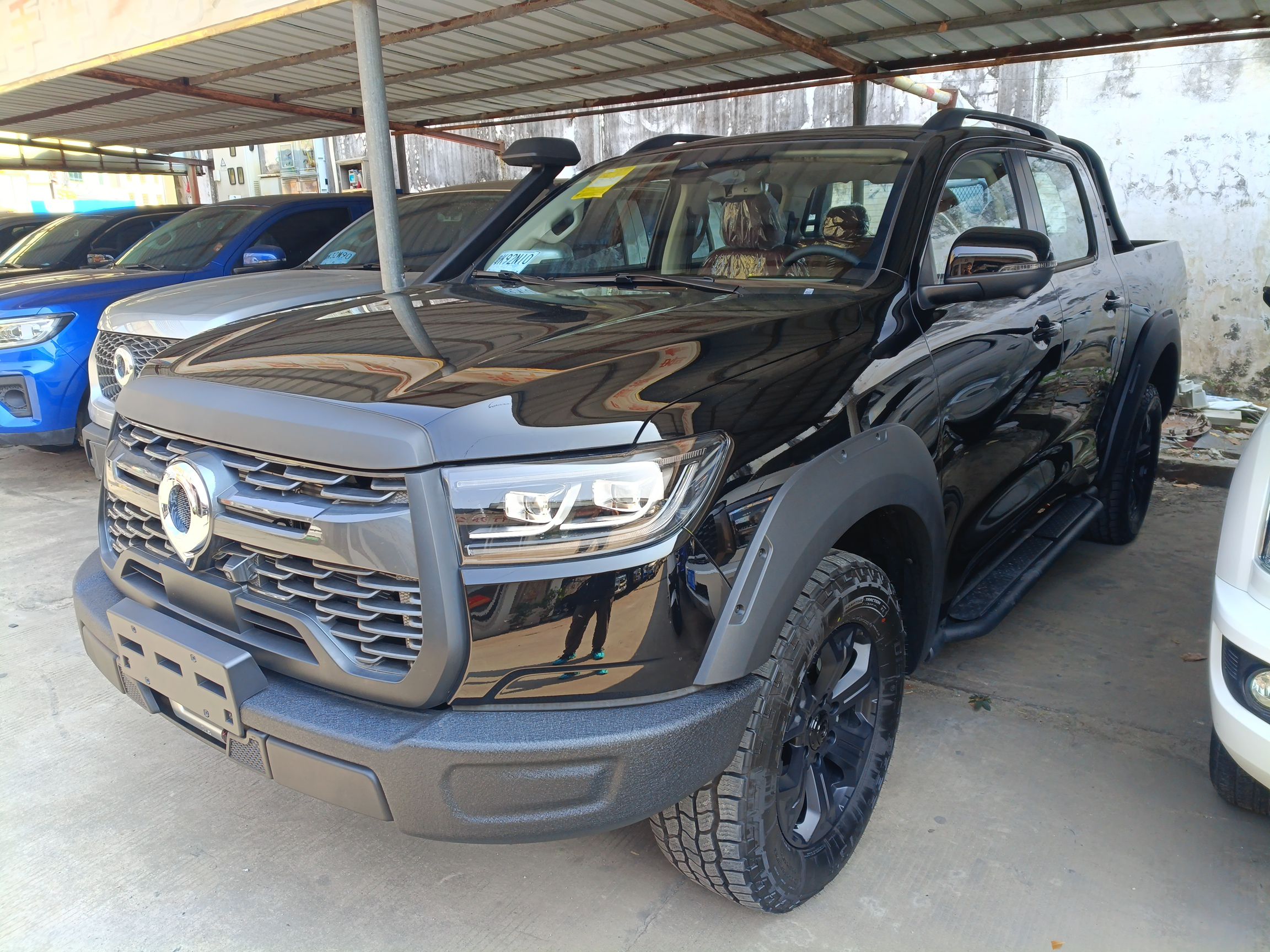 تحت مقدمة السيارة