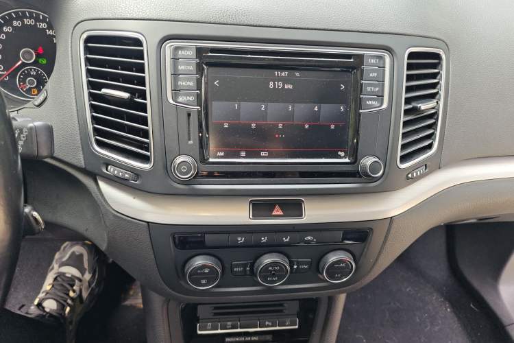 Used Volkswagen Sharan 2016 280TSI Enjoyment Model 7-Seater Audio And AC Panel