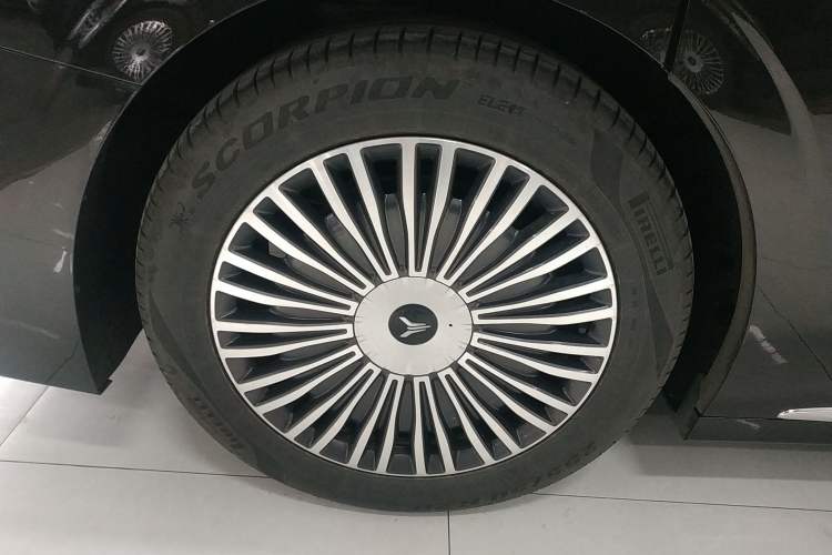 Used VOYAH Dream 2025 PHEV Four-Wheel-Drive Flagship Kunpeng Edition
