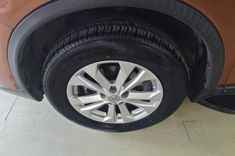 Used Nissan X-Trail 2015 2.0L CVT Comfort MAX Edition 2WD Left Front Wheel Hub
