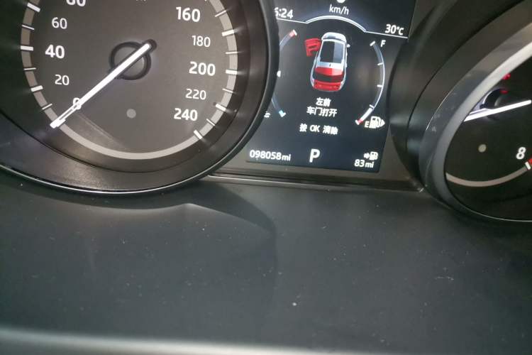 Used Land Rover Discovery Sport 2017 2.0T HSE Odometer Close Up