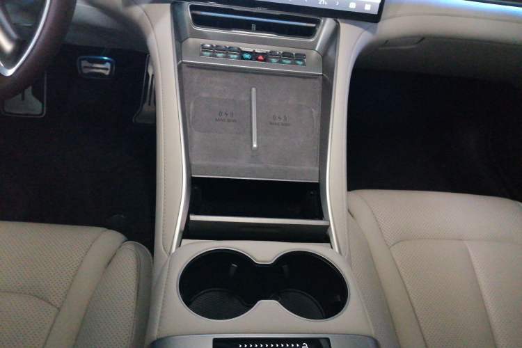 Used Denza Z9 2024 1100 km Four-Wheel Drive Max Version Gear Lever