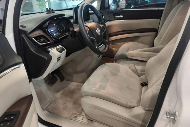 Used Buick GL8 2023 Land Executive Class Comfort Model
