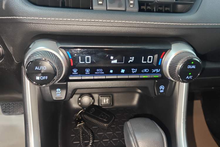 Used Toyota Wildlander 2020 2.0L CVT 4x4 Luxury Edition Audio And AC Panel