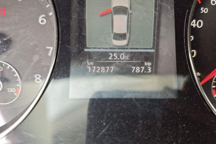 Used Volkswagen Magotan 2013 2.0 TSI Ultimate Model Odometer Close Up