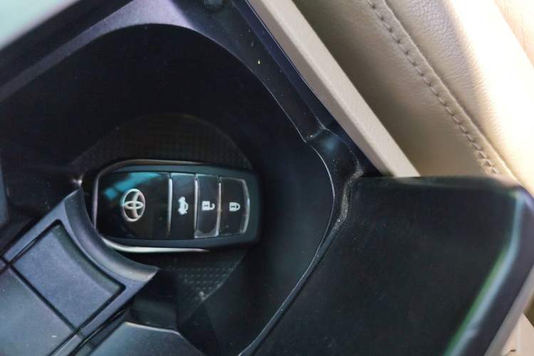 Used Toyota Highlander 2012 2.7L Two-Wheel Drive 7-Seater Luxury Edition Vehicle Key