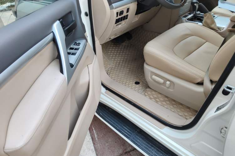 Used Toyota Land Cruiser 2015 4.0L V6 Middle East Low-Trim Version Driver Seat