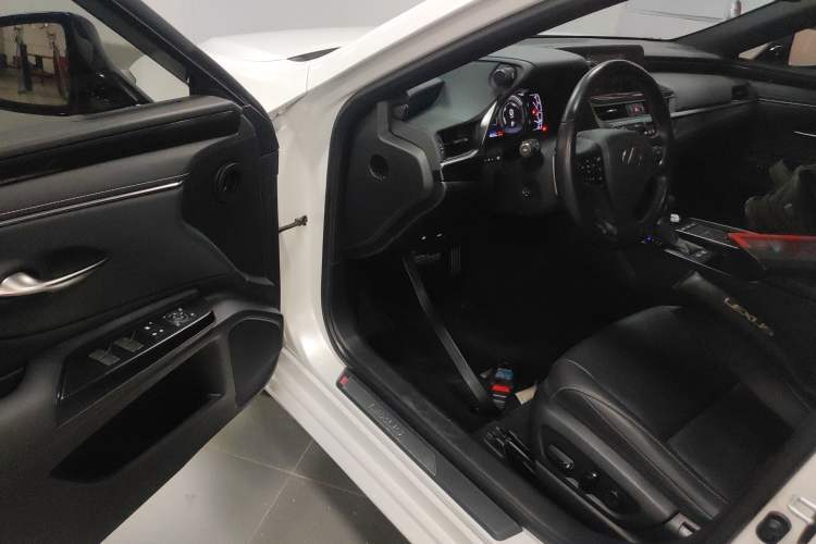 Used Lexus ES 2018 300h Premier Edition China VI Standard
