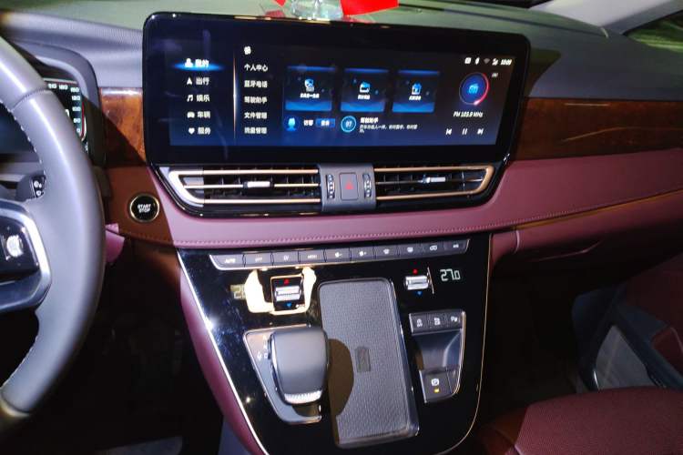 Used Hongqi HQ9 2023 2.0T Smart Connect Flagship Edition Audio And AC Panel