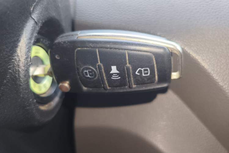 Used Dongfeng Yufeng EM26 2023 Standard Edition 41.472 kWh Henan Lithium Power Vehicle Key