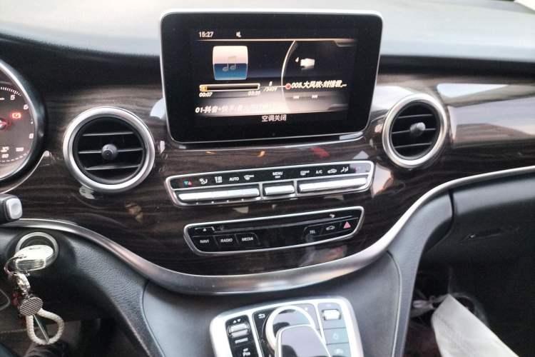 Used Mercedes-Benz V-Class 2017 V 260 Avantgarde Edition Audio And AC Panel