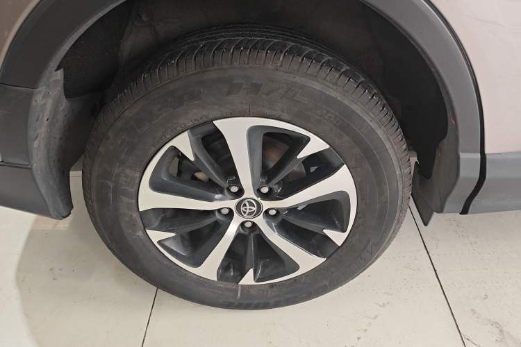 Used Toyota RAV4 2019 2.0L CVT Two-Wheel Drive Luxury Version China VI Standard Exterior 2