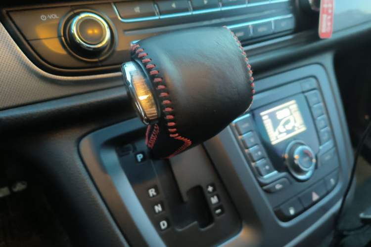 Used SAIC MAXUS G10 2016 2.0T Automatic Executive Edition Gear Lever