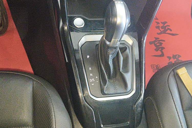 Used Volkswagen T-ROC 2022 280TSI DSG Two-Wheel Drive Comfort PLUS Gear Lever