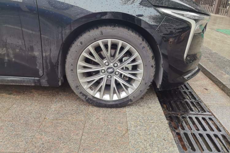 Used Bestune B70 2023 3rd Generation 1.5T Automatic Enjoyment Version 70th Anniversary Edition Right Front Wheel Hub