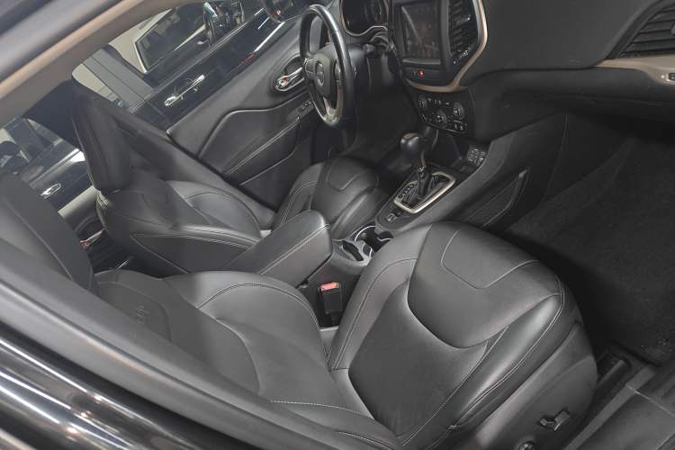 Used Jeep Cherokee 2017 2.0L Superior Edition
