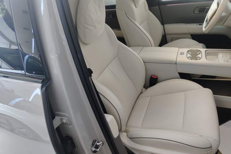 Used Li Auto i6 2025 Model Two-Wheel-Drive Standard Type
