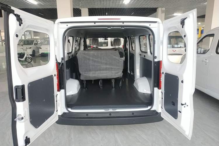 Used Wuling Yangguang 2025 Model 310KM Bus Edition—Customized by CATL