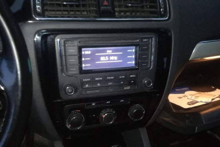 Used Volkswagen Sagitar 2015 1.6L Automatic Comfort Model Audio And AC Panel