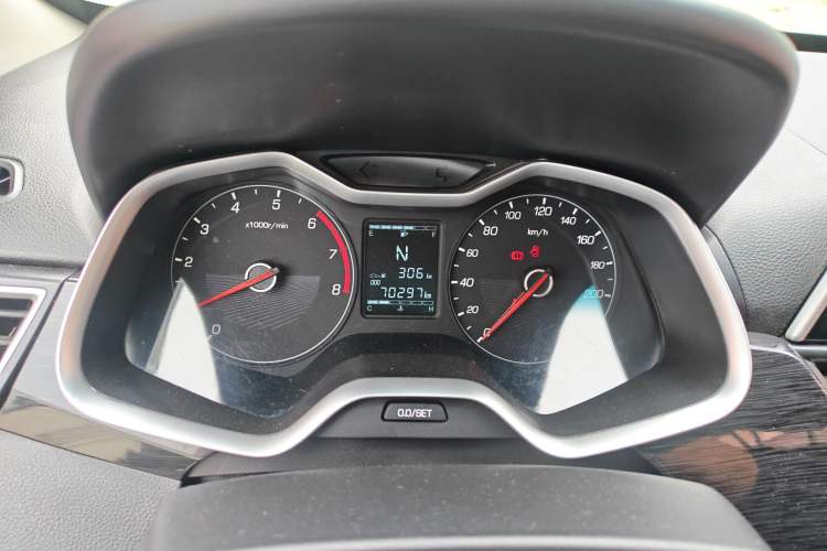 Used Baojun 310 2017 1.5L Automatic Fashion Model Odometer Close Up