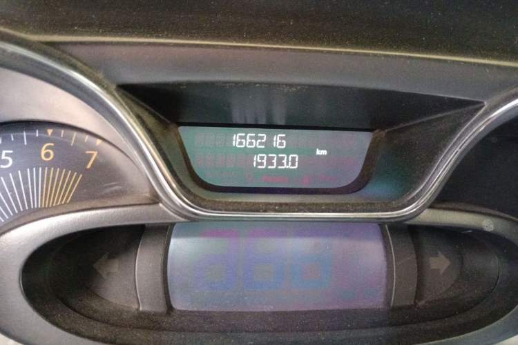 Used Renault Captur 2015 1.2T Automatic Luxury First Edition Odometer Close Up