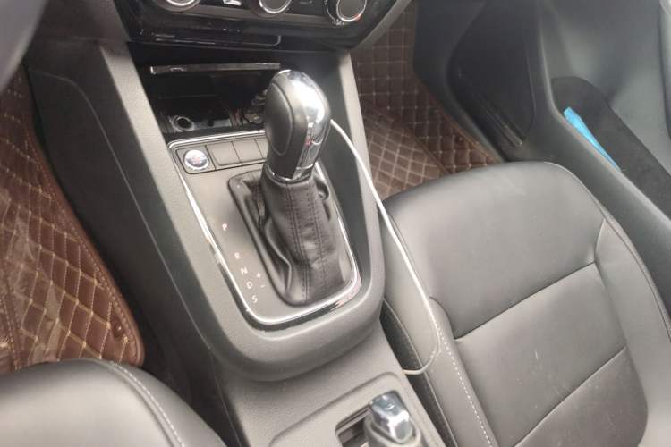 Used Volkswagen Sagitar 2017 1.6L Automatic Comfort Model Gear Lever