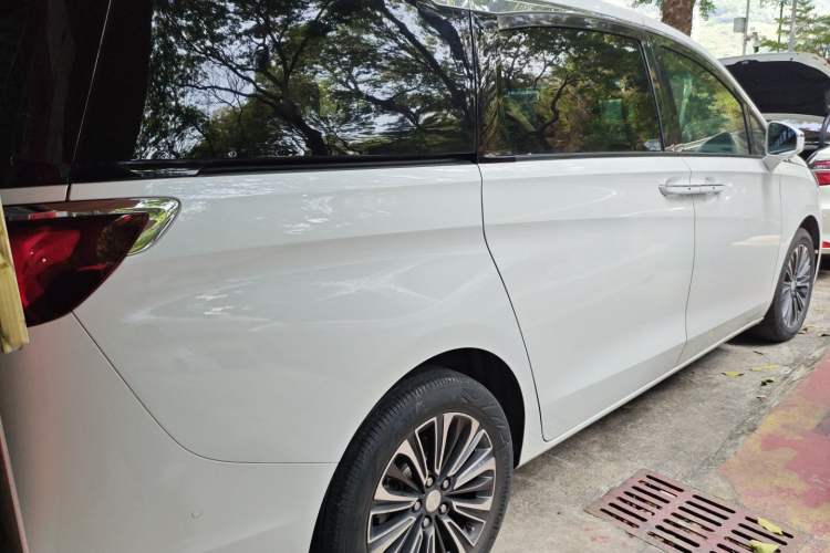 Used Buick GL8 2020 ES Land Cruiser 653T Luxury Model Rear Right 45 Deg